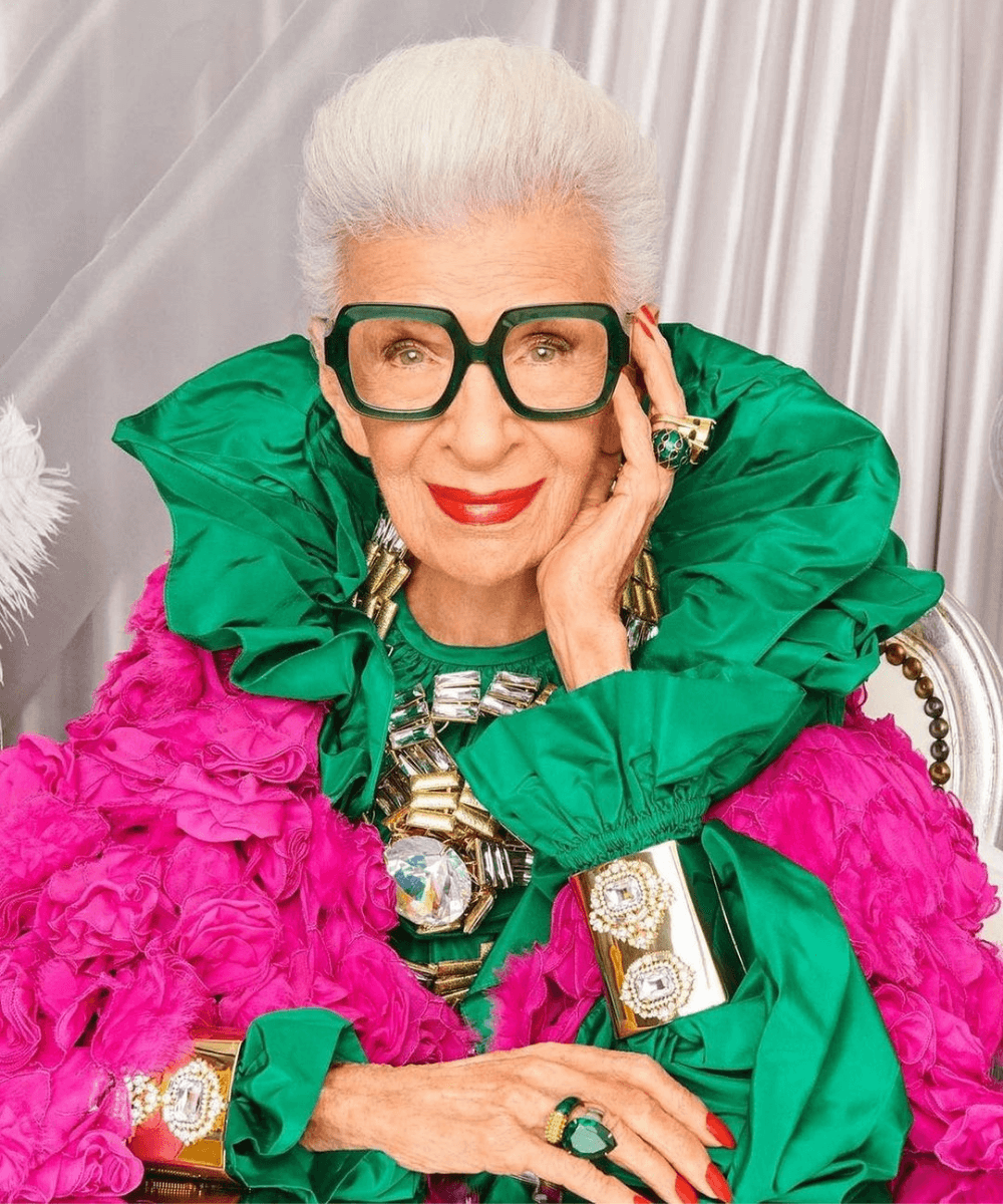 Iris Apfel - vestido branco de mangas bufantes - Iris Apfel - verão - em pé na rua - https://stealthelook.com.br