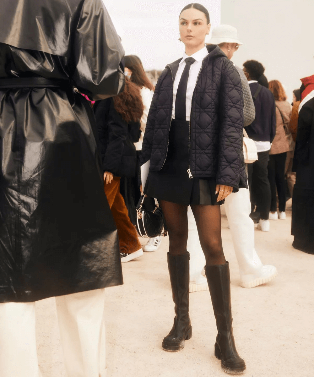 Isis Valverde - saia colegial preta, galocha e jaqueta puffer - semana de moda de Paris - Inverno  - Paris - https://stealthelook.com.br