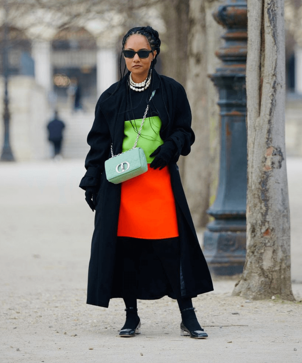Luiza Brasil | @mequetrefismos - vestido bicolor, meia-calça, sandálias e casaco preto - semana de moda de Paris - Inverno  - Paris - https://stealthelook.com.br