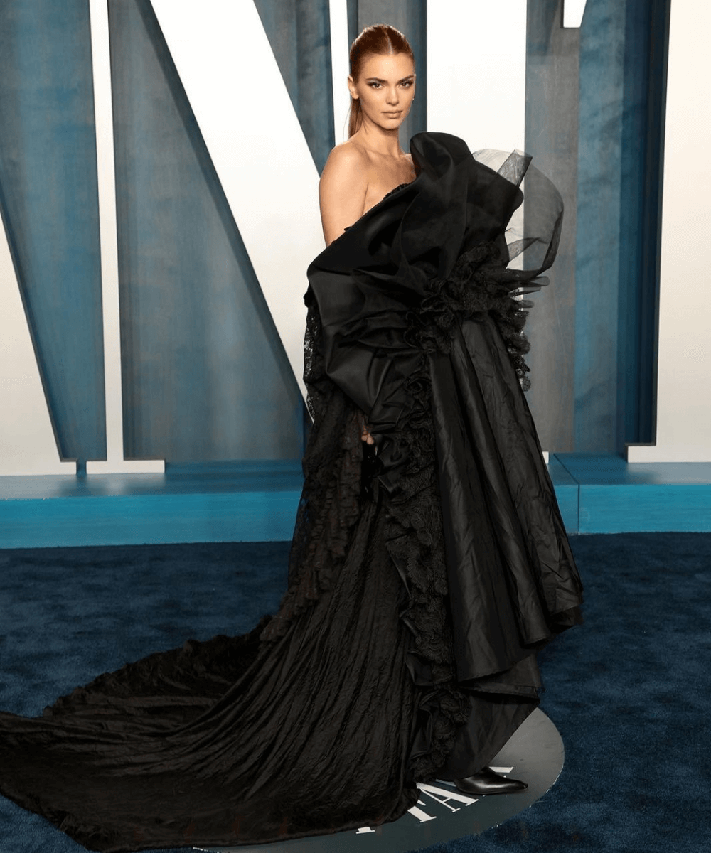 Kendall Jenner - vestido longo preto com várias camadas em tule - Oscar 2022 - Primavera - Em pé no tapete azul da Vanity Fair - https://stealthelook.com.br