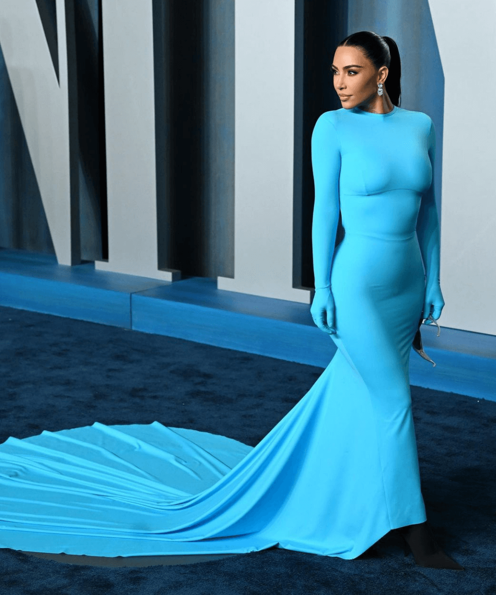 Kim Kardashian - vestido balenciaga azul longo - Oscar 2022 - Primavera - Em pé no tapete azul da Vanity Fair - https://stealthelook.com.br