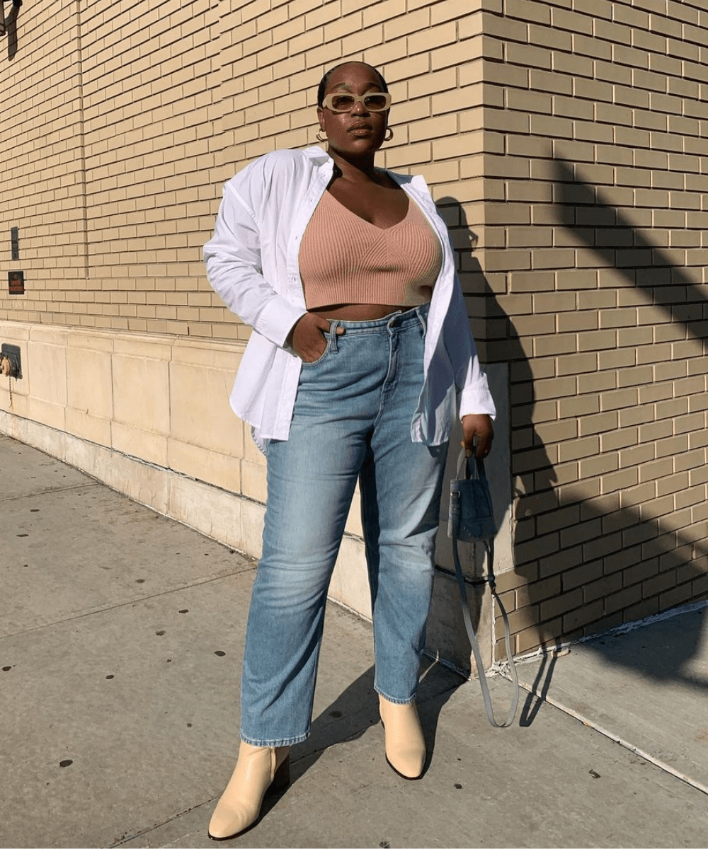 Aniyah Morinia - calça jeans, regata rose e camisa branca - peças essenciais - Outono - em pé na rua usando óculos de sol e segurando uma bolsa - https://stealthelook.com.br