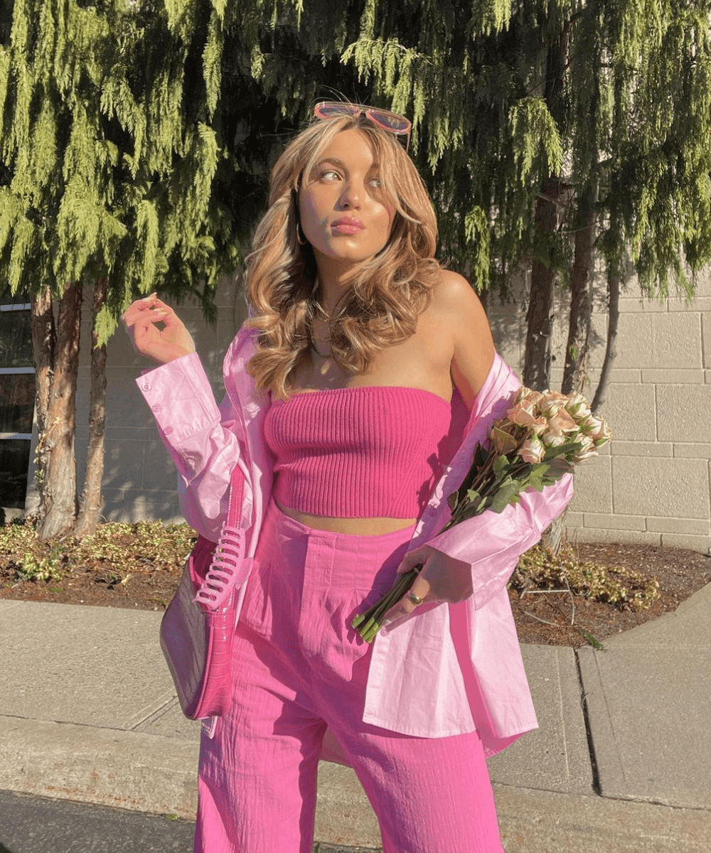 Amber Nicole - cropped com pantalona e camisa rosa - tons de rosa - Outono 2022 - na rua - https://stealthelook.com.br