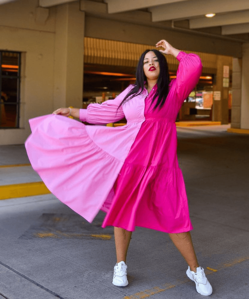 @tellylovesfashion - vestido bicolor tons de rosa com tênis branco - tons de rosa - Outono 2022 - no estacionamento - https://stealthelook.com.br
