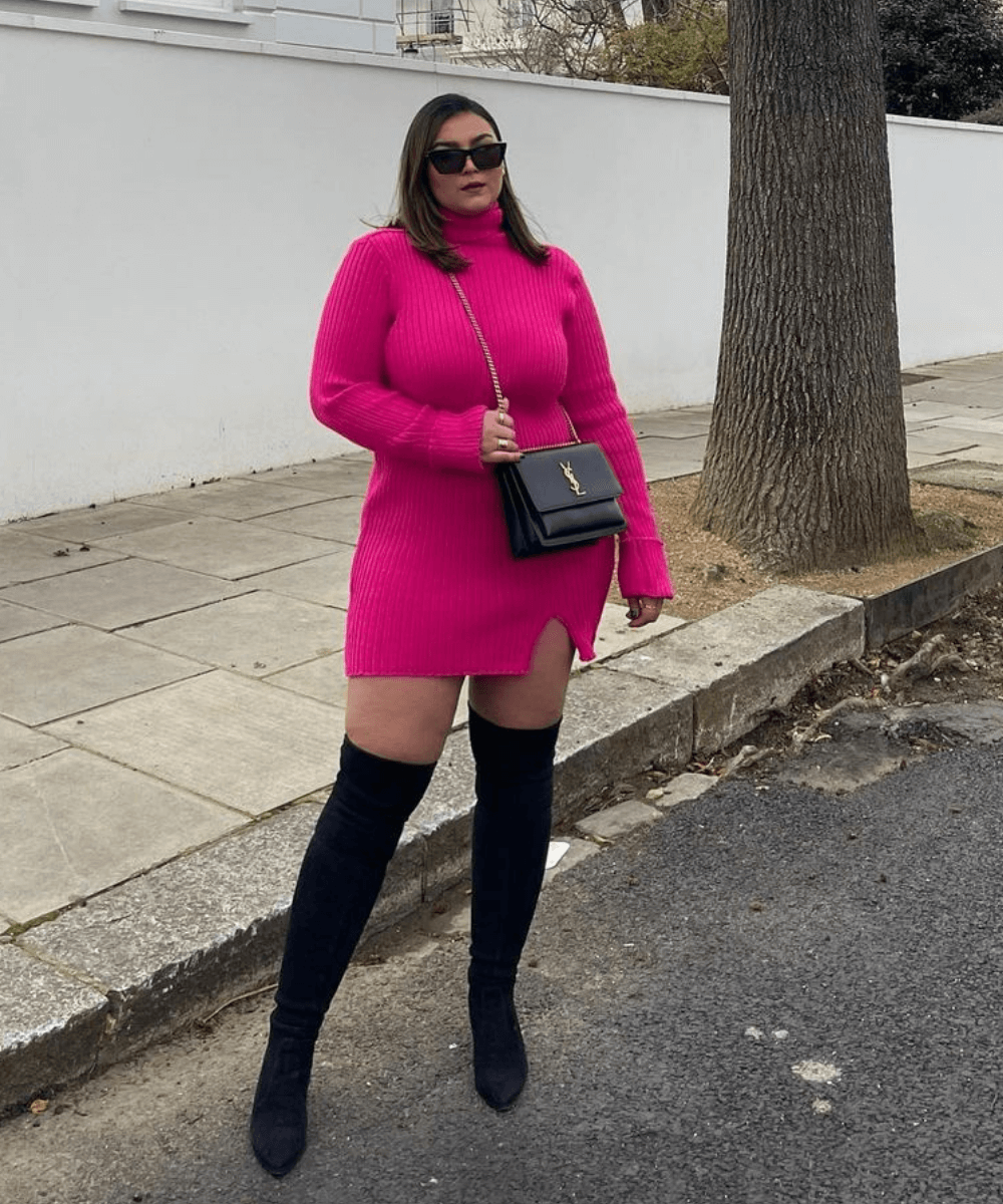 Cecee|@bysaher - vestido de tricô rosa com bota - tons de rosa - Outono 2022 - na rua - https://stealthelook.com.br