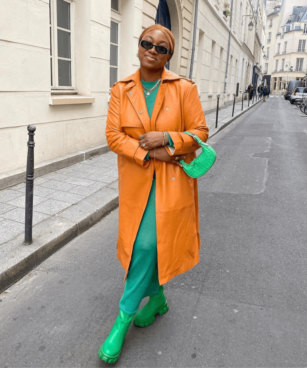 Nnenna Echem - Vestido verde e trench coat laranja - dopamine dressing - Inverno  - em pé na rua usando óculos de sol - https://stealthelook.com.br
