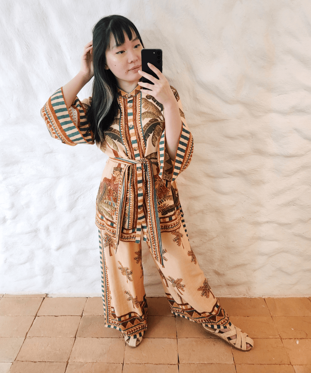 Milena Otta - calça estampada floral e kimono - roupas estampadas - Verão - foto na frente do espelho - https://stealthelook.com.br