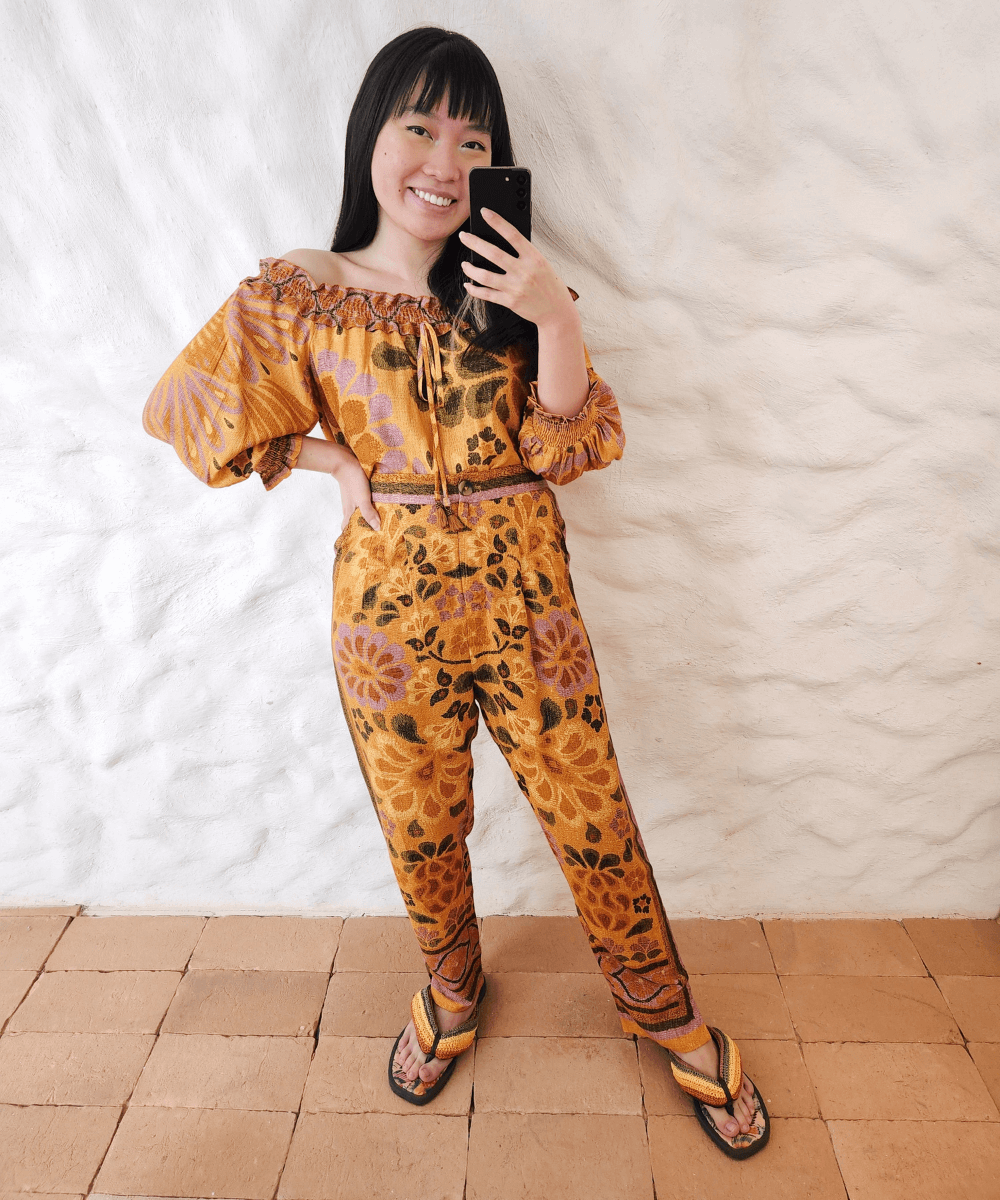 Milena Otta - calça estampada floral amarela e blusa ciganinha - roupas estampadas - verão - foto na frente do espelho - https://stealthelook.com.br