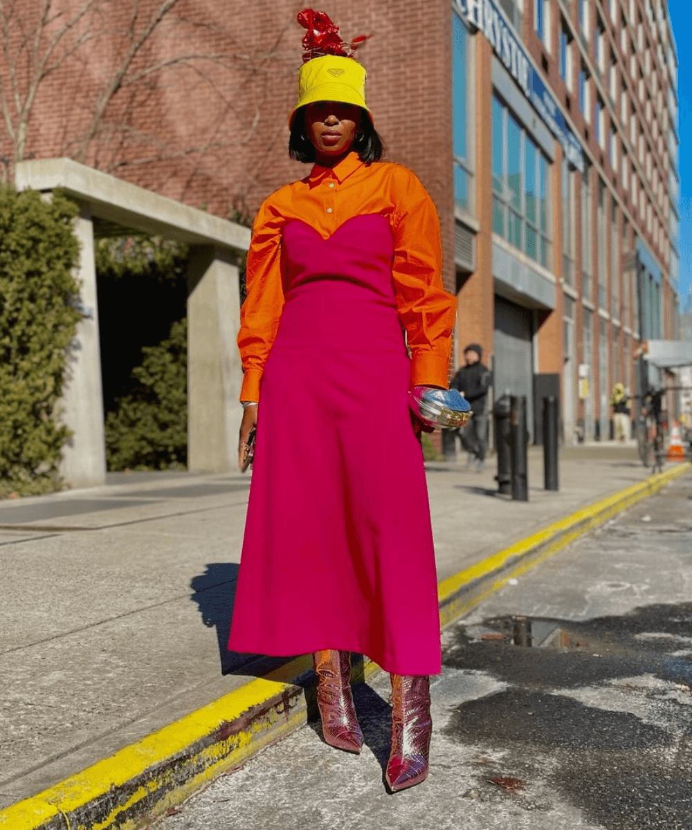 @theysufus - vestido rosa e camisa laranja com bucket hat amarelo - sobreposições com vestidos - Outono - em pé na rua - https://stealthelook.com.br