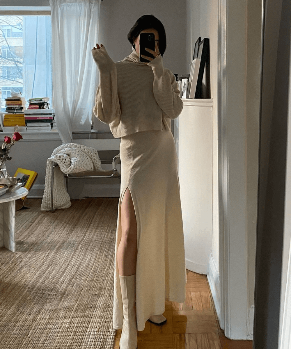 Sasha Mei - vestido liso branco, tricot branco e botas de cano médio - vestido no inverno - Inverno  - foto na frente do espelho - https://stealthelook.com.br