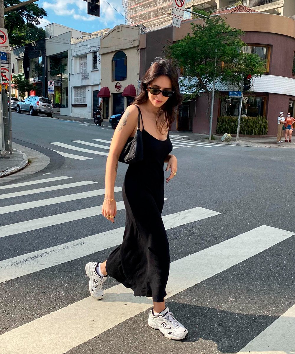 It girls - estilo básico, vestido longo preto, tênis - estilo básico - Verão - Street Style  - https://stealthelook.com.br