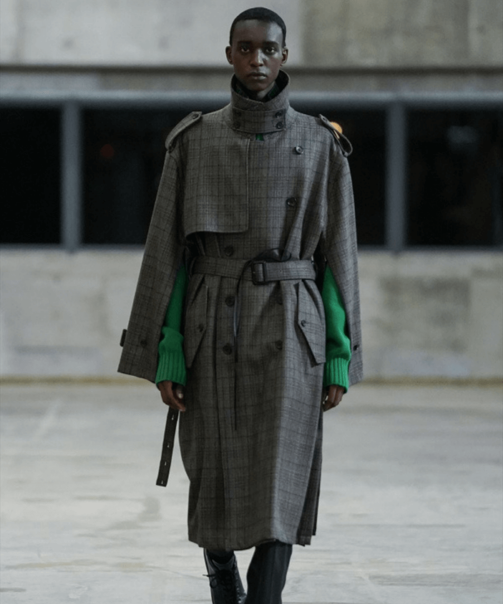 Desfile Stein - trench coat cinza, bota e blusa de manga longa verde - semana de moda de Tóquio - Inverno  - modelo andando pela passarela - https://stealthelook.com.br
