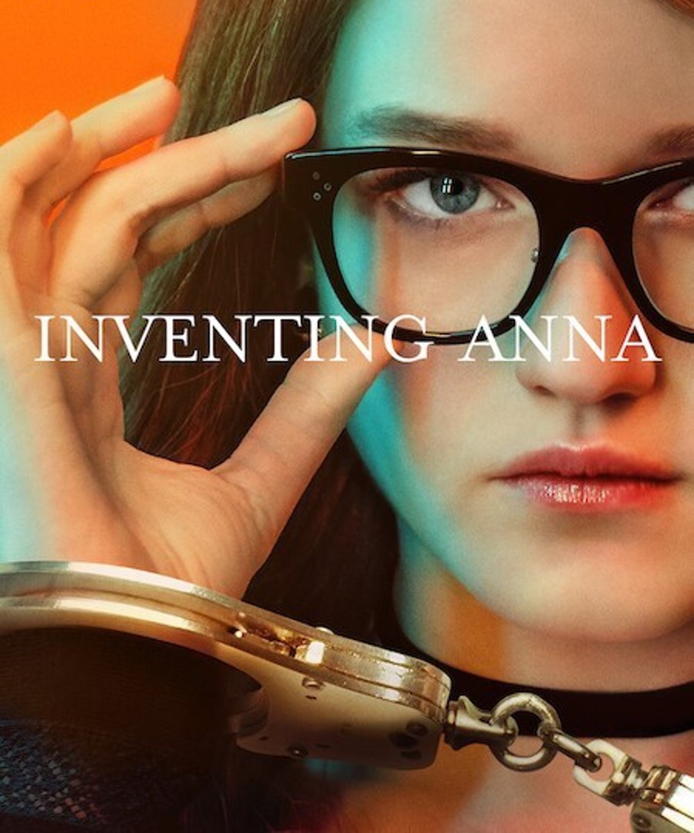 séries - pôster - Inventing Anna - Anna usa óculos e está algemada - Inventando Anna - https://stealthelook.com.br