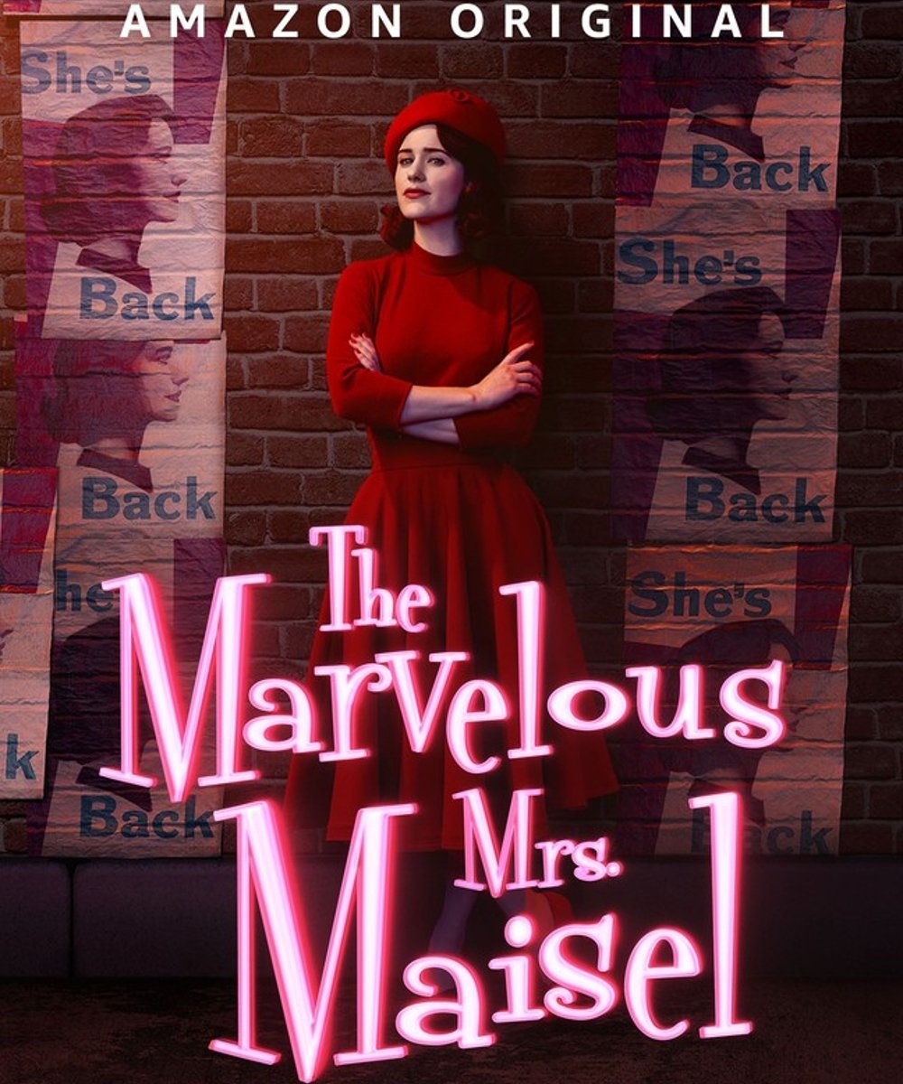 Maravilhosa Sra. Maisel - década de 60 - séries - amazon prime video - personagem principal em frente a uma parede com cartazes - https://stealthelook.com.br