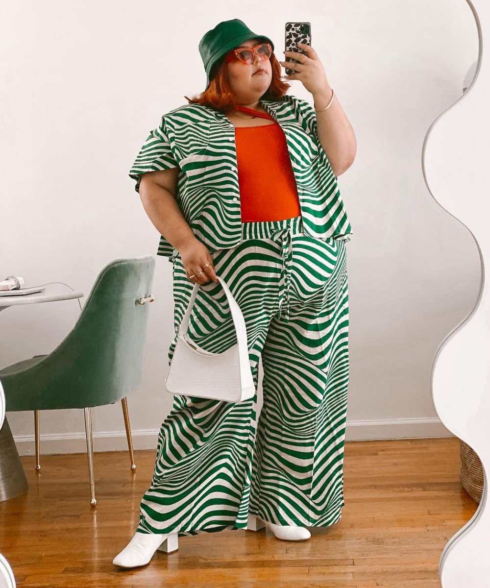 Jessica Torres - calça estampada, camisa estampada e blusa laranja - looks coloridos - Verão - foto na frente do espelho - https://stealthelook.com.br