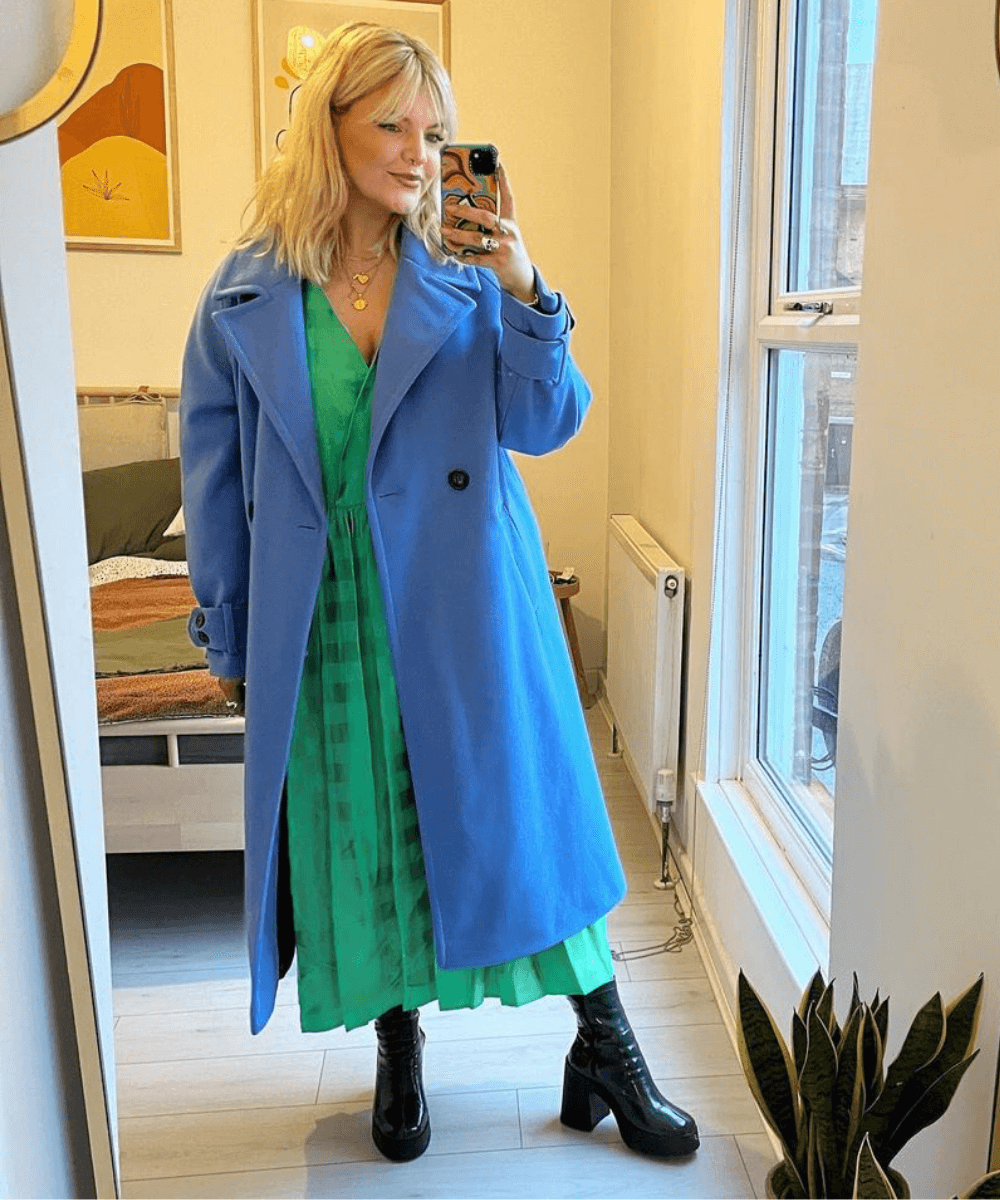 Libby Faulkner - vestido verde de vichy e sobretudo azul com botas pretas - sapatos confortáveis - Inverno - foto tirada em frente ao espelho - https://stealthelook.com.br