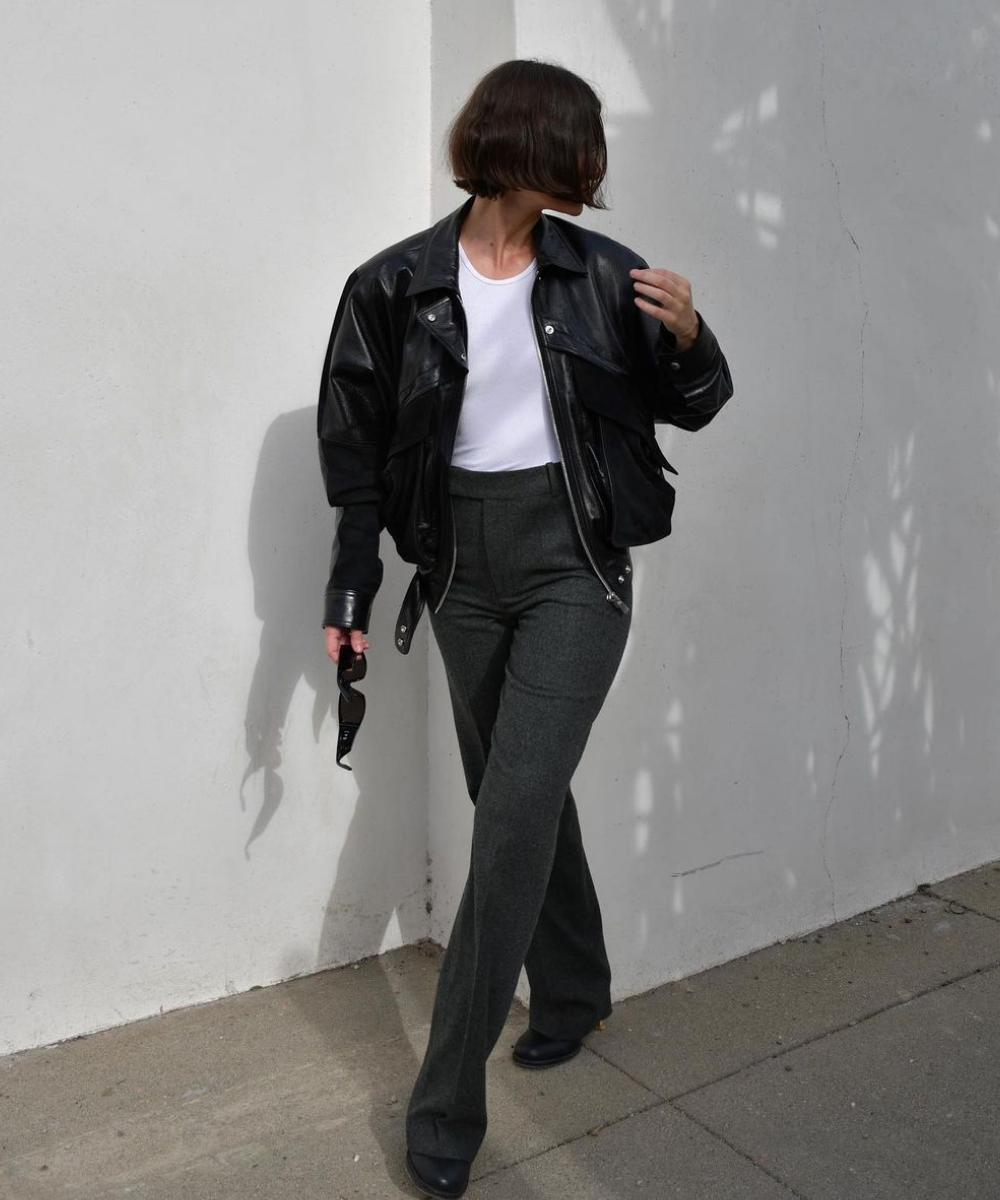 Marta Cygan | @lifeofboheme - calça jeans escura, regata branca e jaqueta biker preta - outono 2022 - Outono - andando na rua olhando para o lado - https://stealthelook.com.br