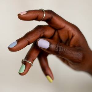 As unhas adesivas são as novas queridinhas no mundo da nail art