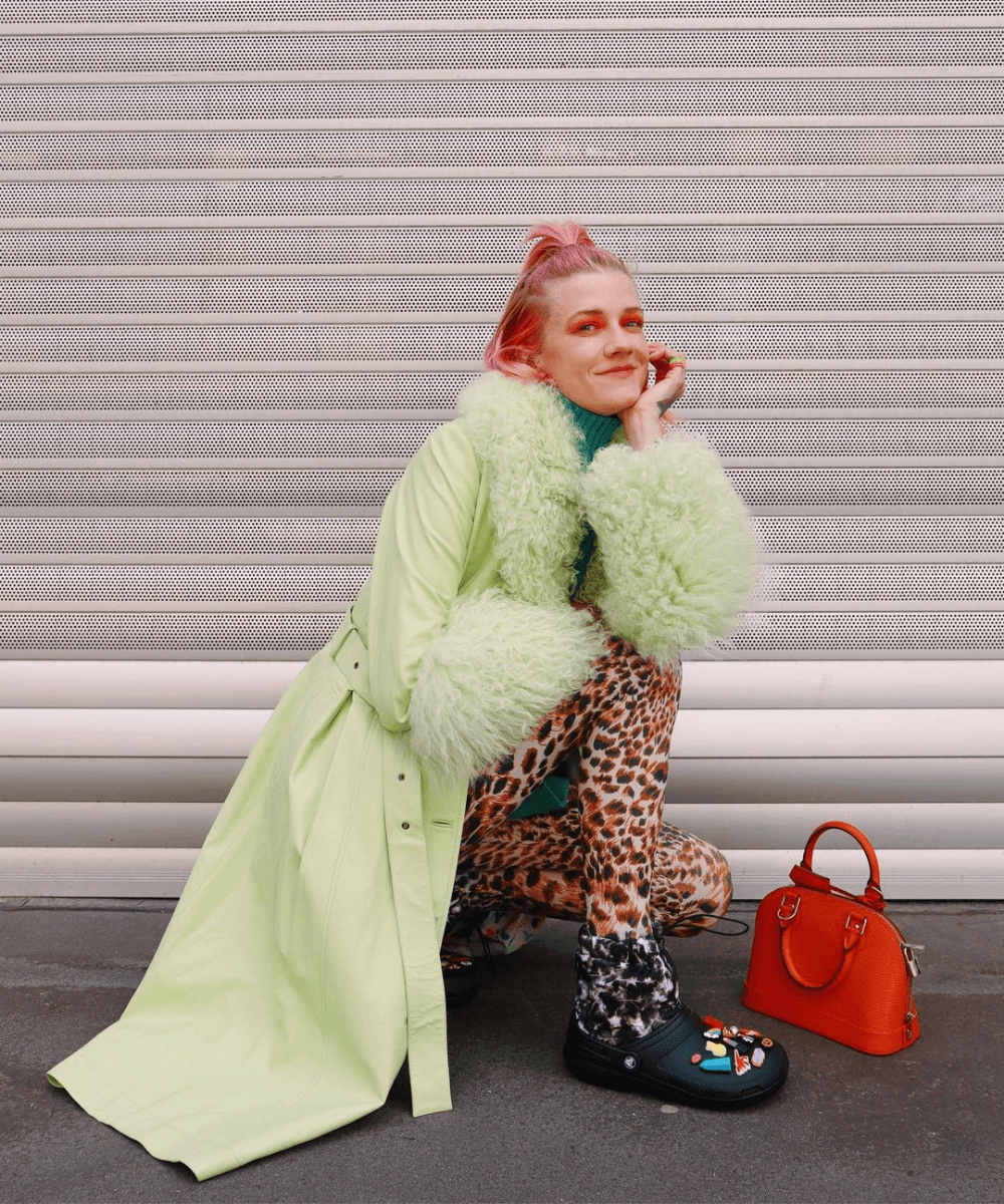 Marianne Theodorsen - blusa verde com casaco e legging animal printo com crocs - sapatos polêmicos - Inverno 2022 - agachada no chão - https://stealthelook.com.br