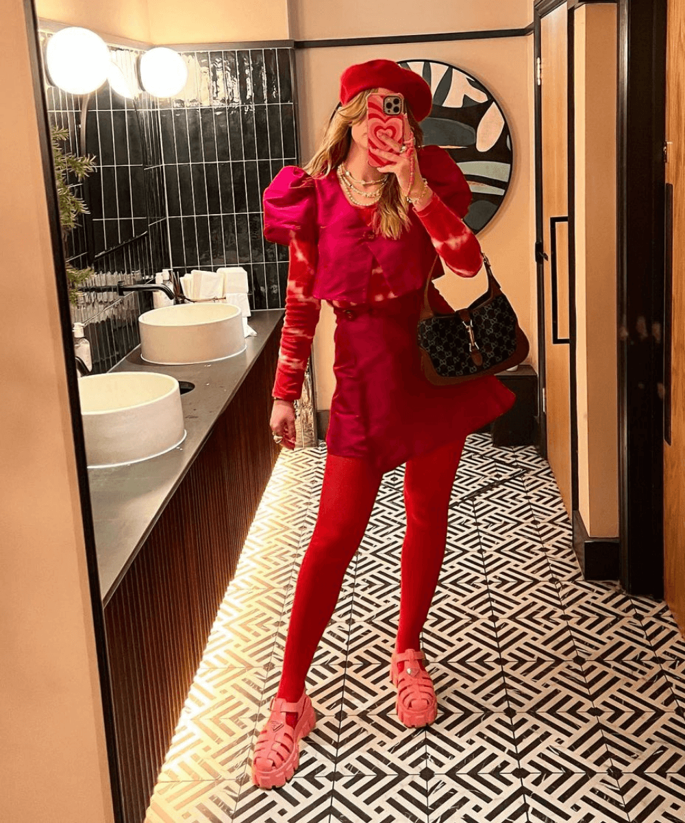 Sara Louise Thomas - look vermelho com sandália fisherman rosa - sapatos polêmicos - Inverno 2022 - espelho do banheiro - https://stealthelook.com.br
