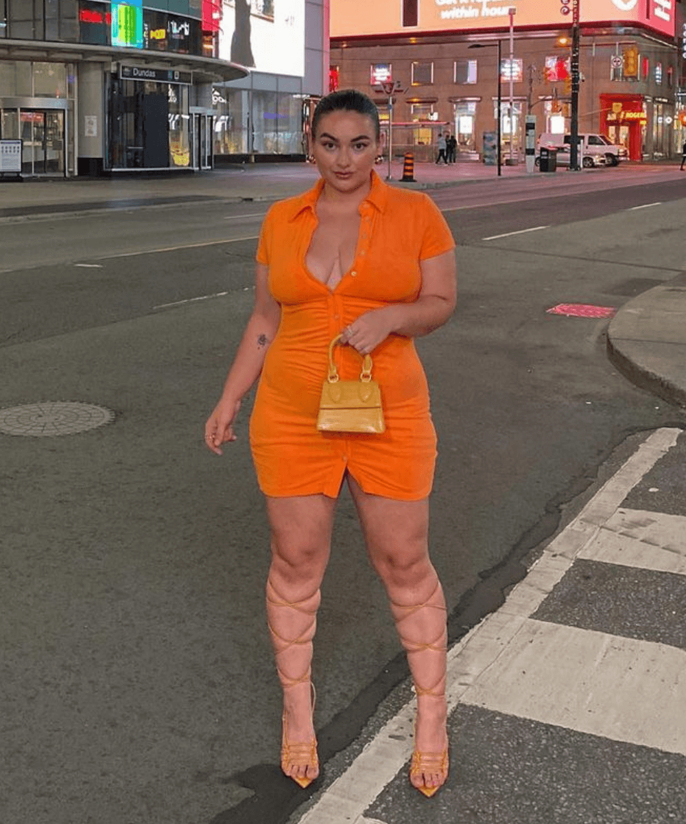 Jadzia Peters - vestido laranja com sandália gladiadora de amarração - sapatos polêmicos - Inverno 2022 - na cidade com luzes - https://stealthelook.com.br