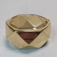 pulseira bracelete de metal dourado detalhes esculpidos - Gk