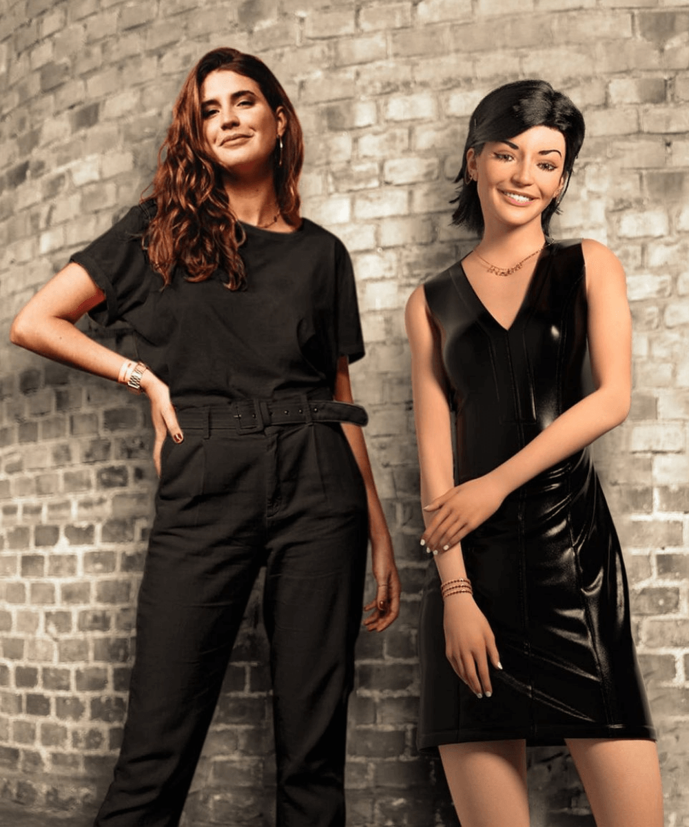 Manuela Bordasch e Lu do Magalu - calça preta e blusa preta - Steal The Look - verão - em pé na frente de uma parede de tijolos - https://stealthelook.com.br