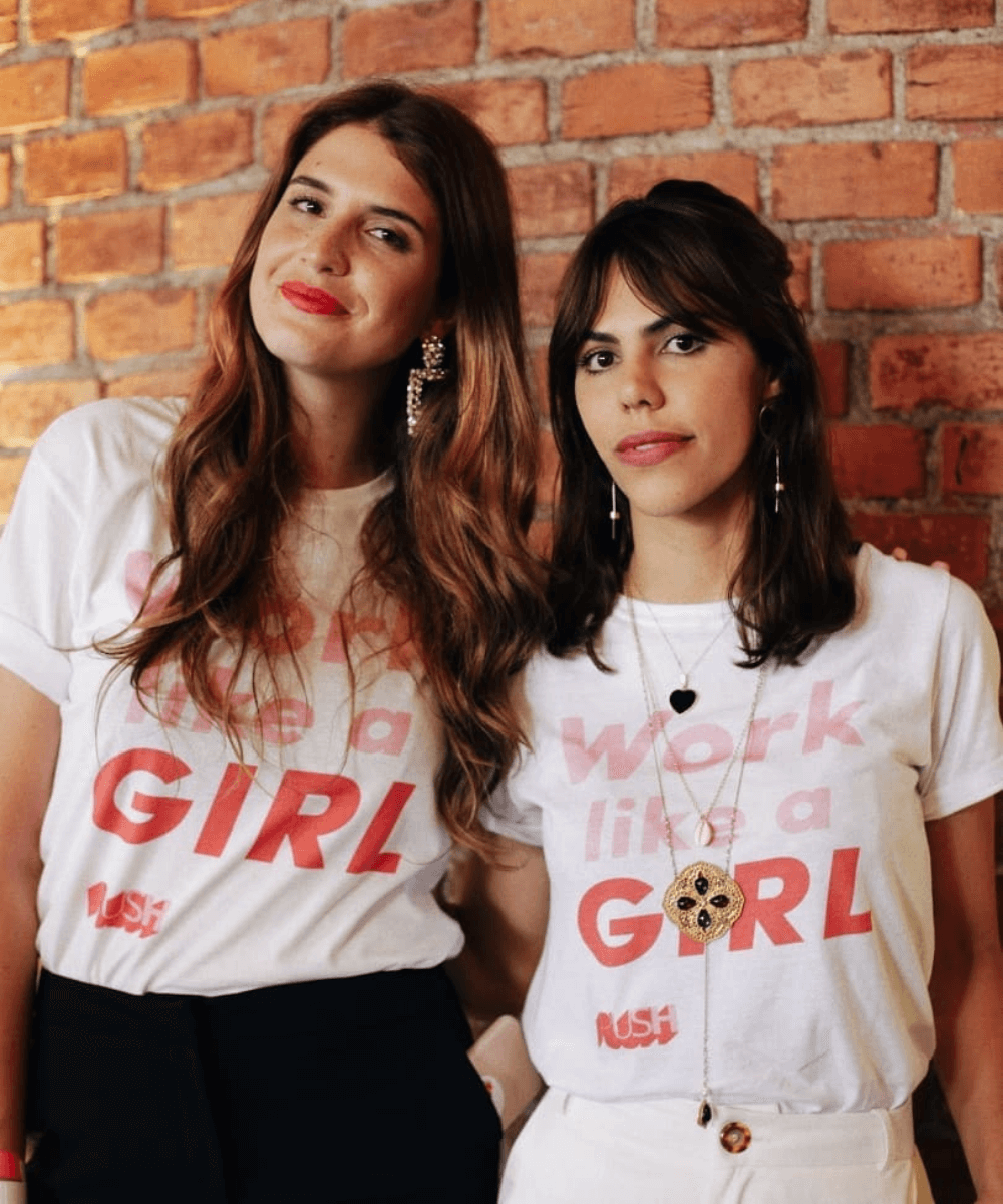 Manuela Bordasch e Catharina Dieterich - blusa branca com escrito em rosa - Steal The Look - Verão - em pé na rua - https://stealthelook.com.br