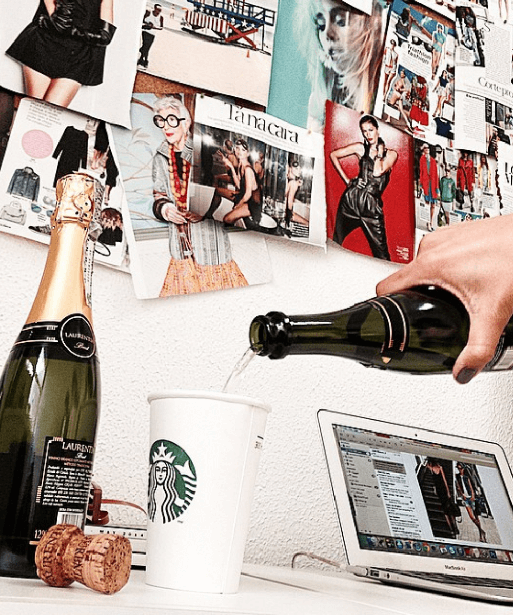 Steal The Look - garrafa de champanhe e copo do starbucks - Steal The Look - verão - foto de garrafa de champanhe e um copo do starbucks - https://stealthelook.com.br