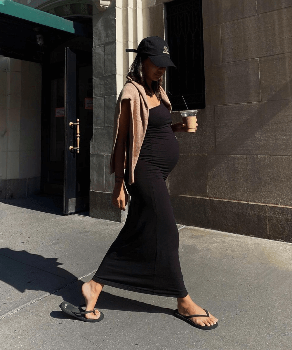 Linh Niller - vestido longo preto, chinelos e boné - looks novos - verão - andando na rua - https://stealthelook.com.br