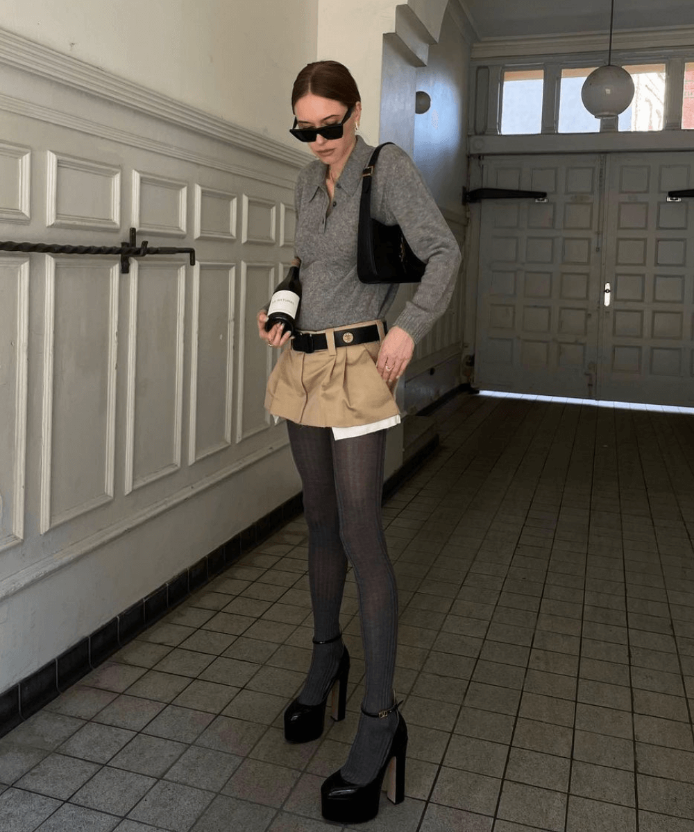 Pernille Teisbaek - meia-calça cinza, minissaia bege, botas e tricô cinza - looks novos - Outono - em pé na rua - https://stealthelook.com.br