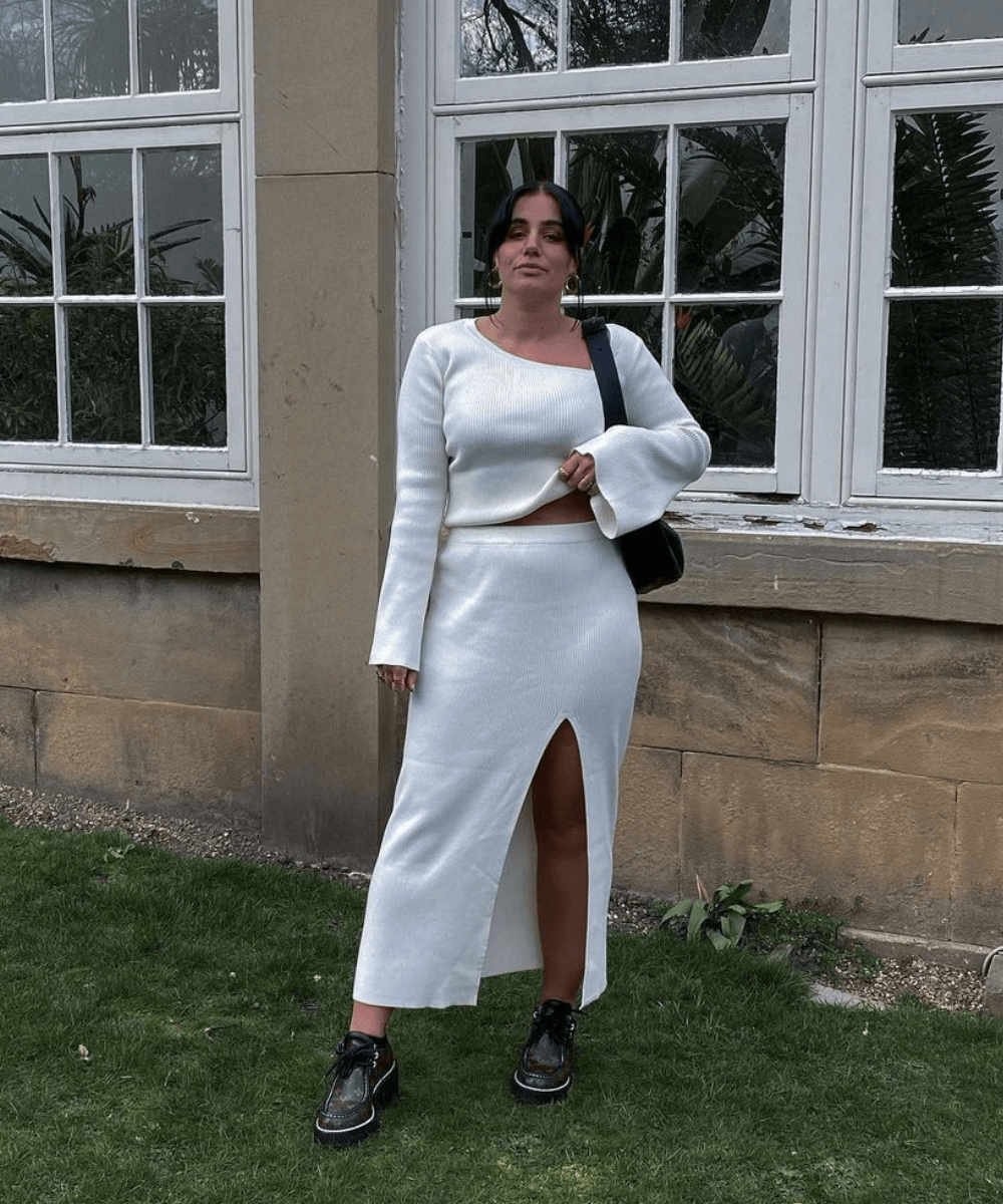 Grace Surguy - conjunto branco de saia midi e blusa de manga longa - looks novos - Outono - em pé em um jardim - https://stealthelook.com.br