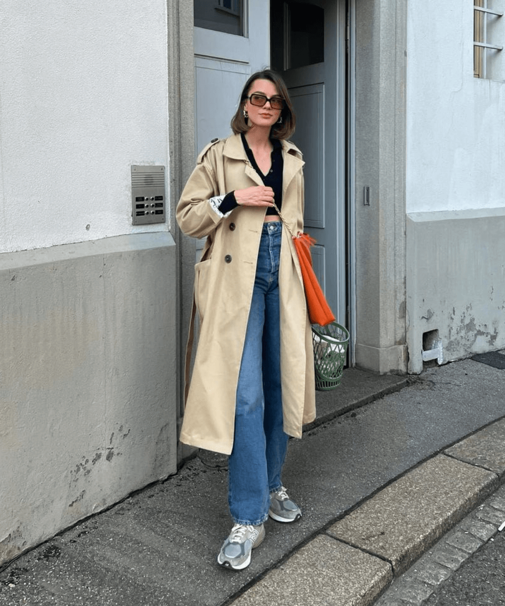 @maryljean - calça jeans, cropped preto e trench coat bege - looks novos - Outono - em pé na rua - https://stealthelook.com.br