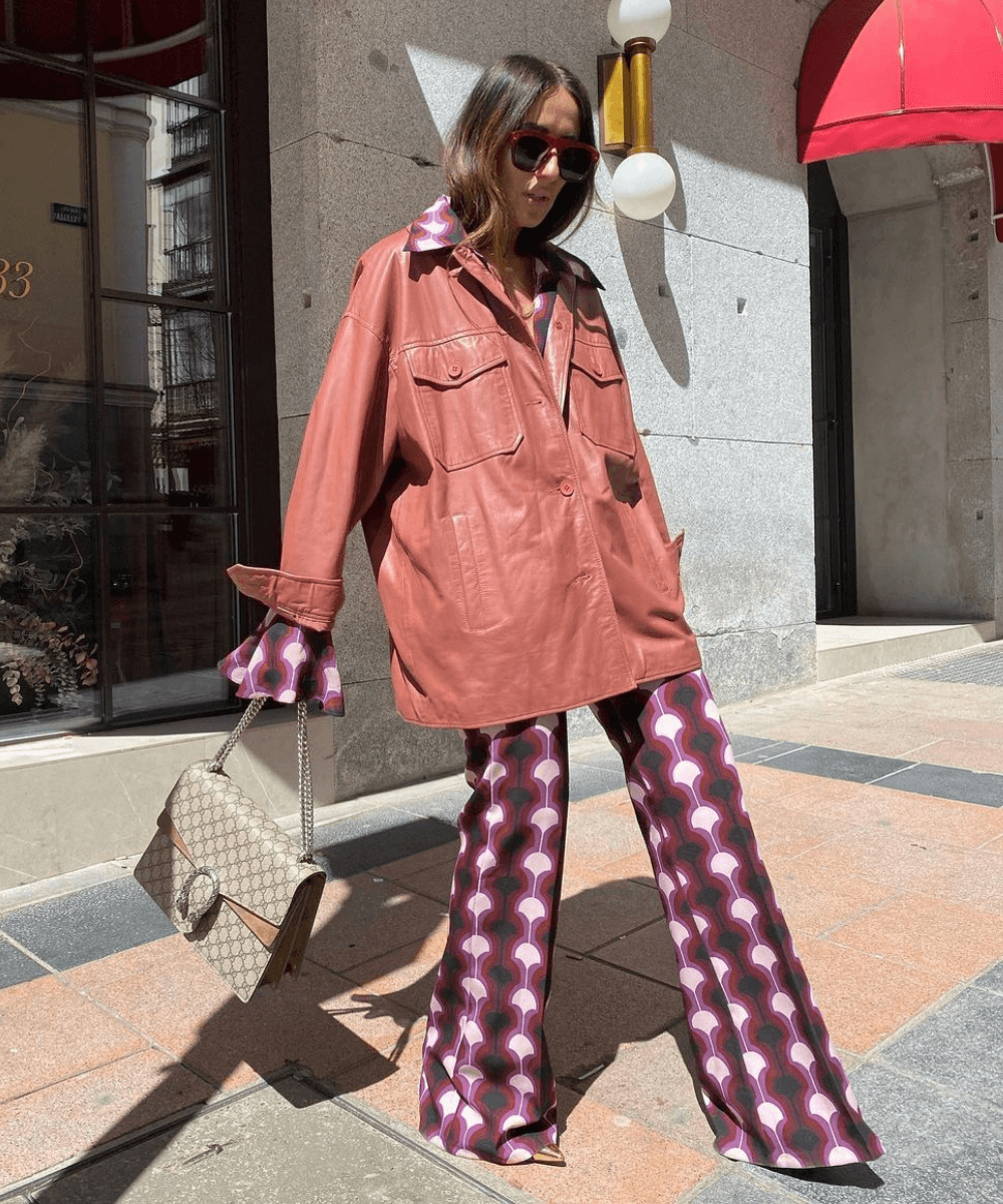 Laura Eguizabal - calça colorida, camisa, blazer vermelho e óculos de sol - looks novos - Outono - andando na rua - https://stealthelook.com.br