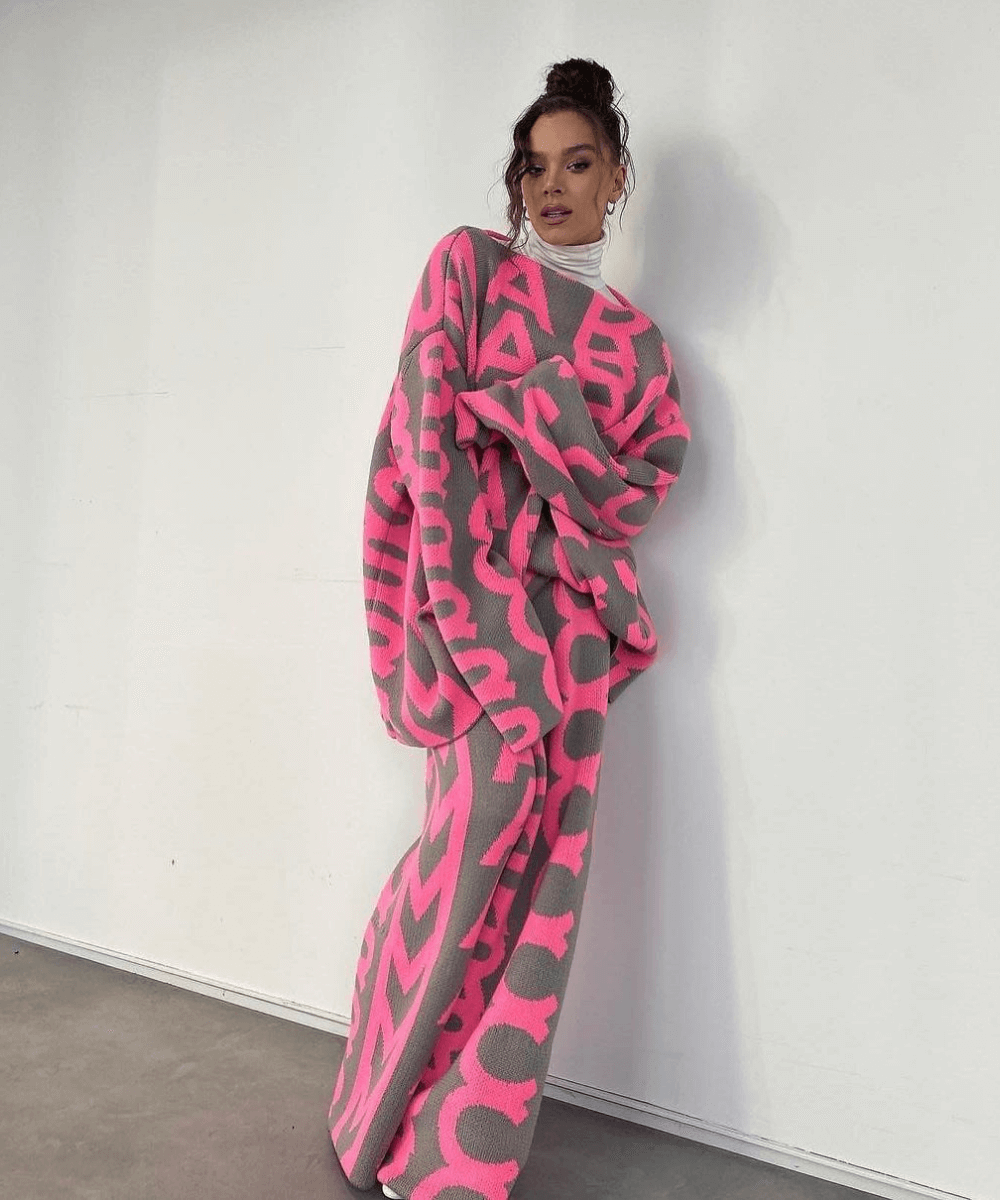 Hailee Steinfeld - look de tricô estampado - celebridades estilosas - Inverno 2022 - apoiada na parede - https://stealthelook.com.br