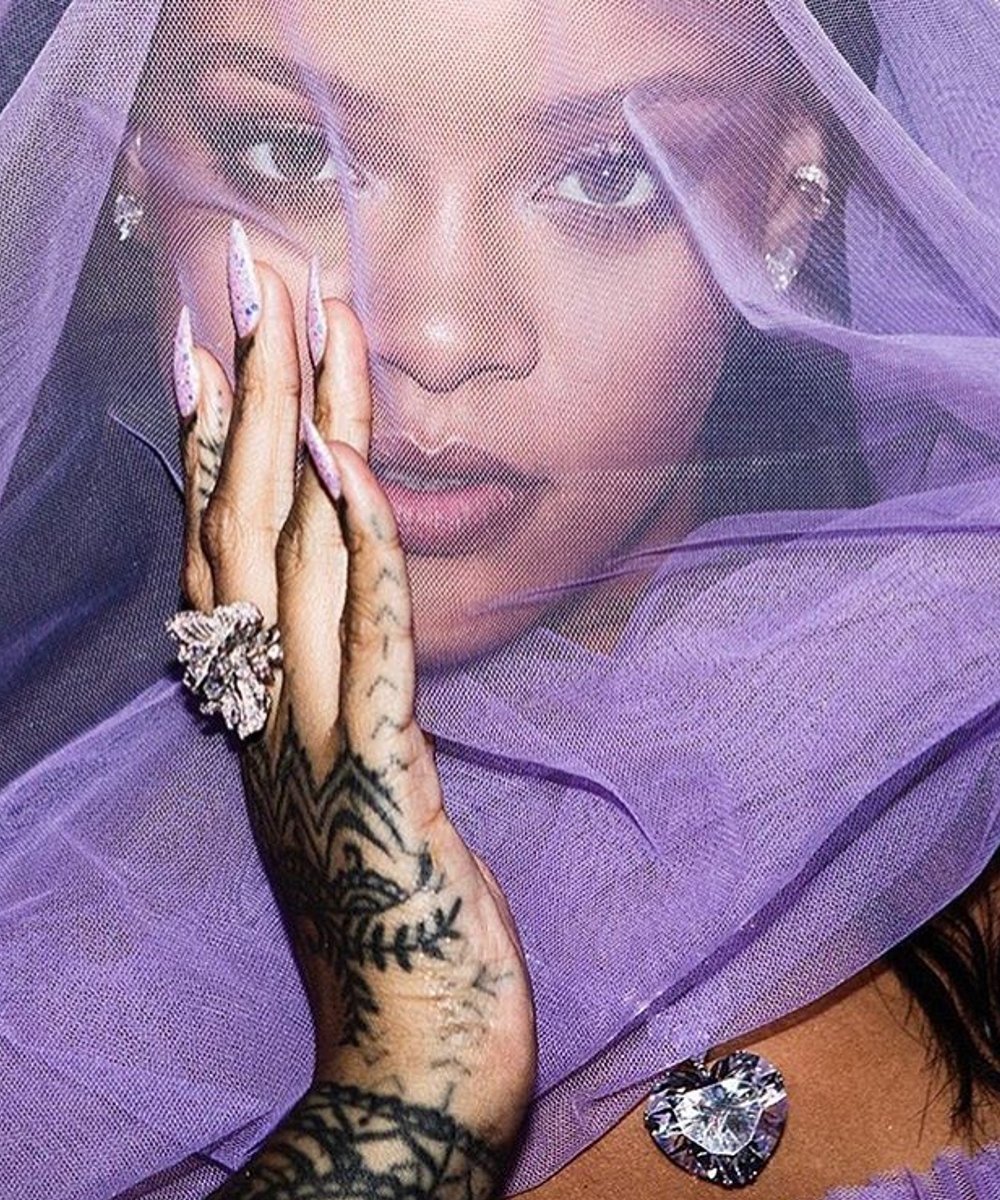 Rihanna - manicure - unhas da Rihanna - glitter - unha - https://stealthelook.com.br