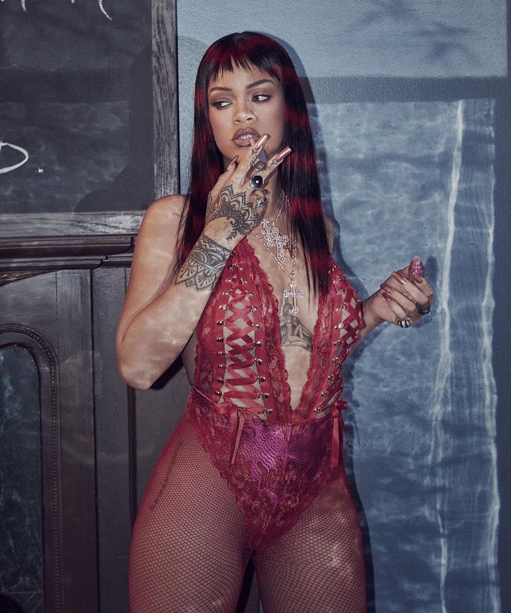 Rihanna - manicure - unhas da Rihanna - metalizado - unha - https://stealthelook.com.br