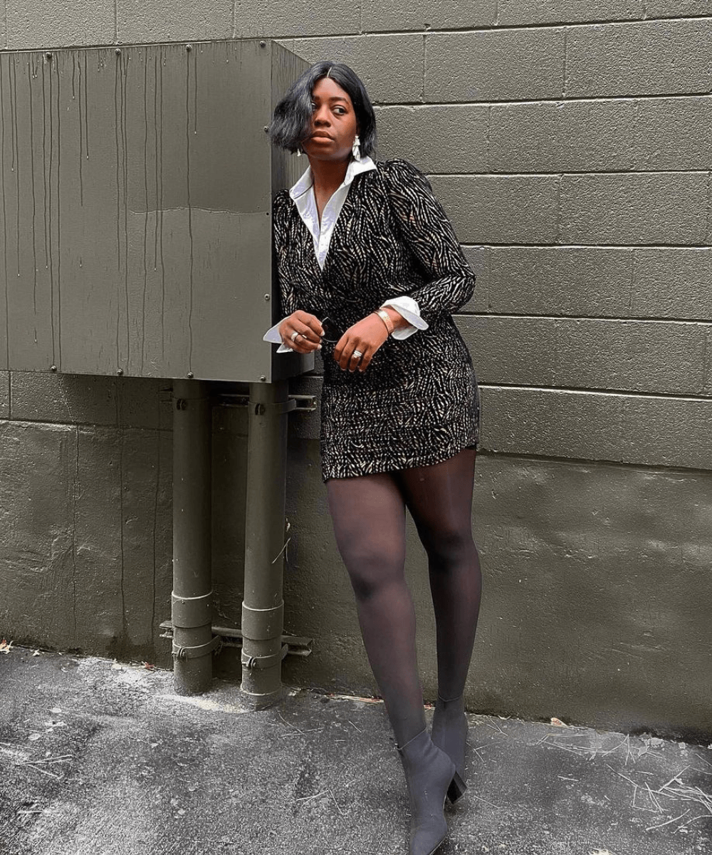Nicole Omuteku - camisa com vestido sobreposto e meia-calça preta com bota - vestido com meia-calça - Inverno 2022 - na rua - https://stealthelook.com.br