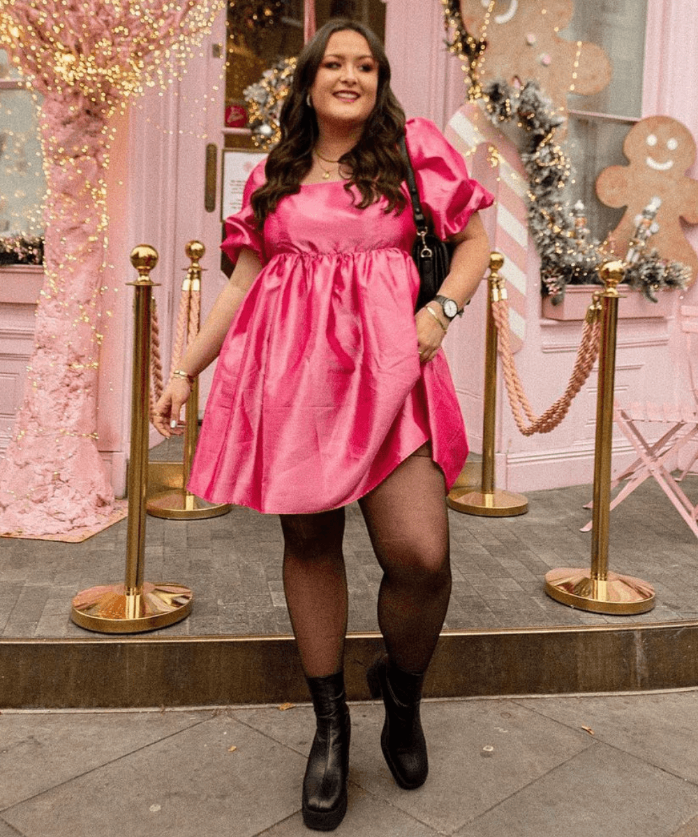 Amy Astrid - vestido pink bufante com meia-calça e bota - vestido com meia-calça - Inverno 2022 - na rua - https://stealthelook.com.br