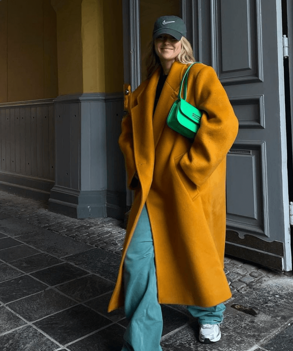 Emili Sindlev - casaco sattin brass - cores tendência - Inverno 2022 - na rua - https://stealthelook.com.br