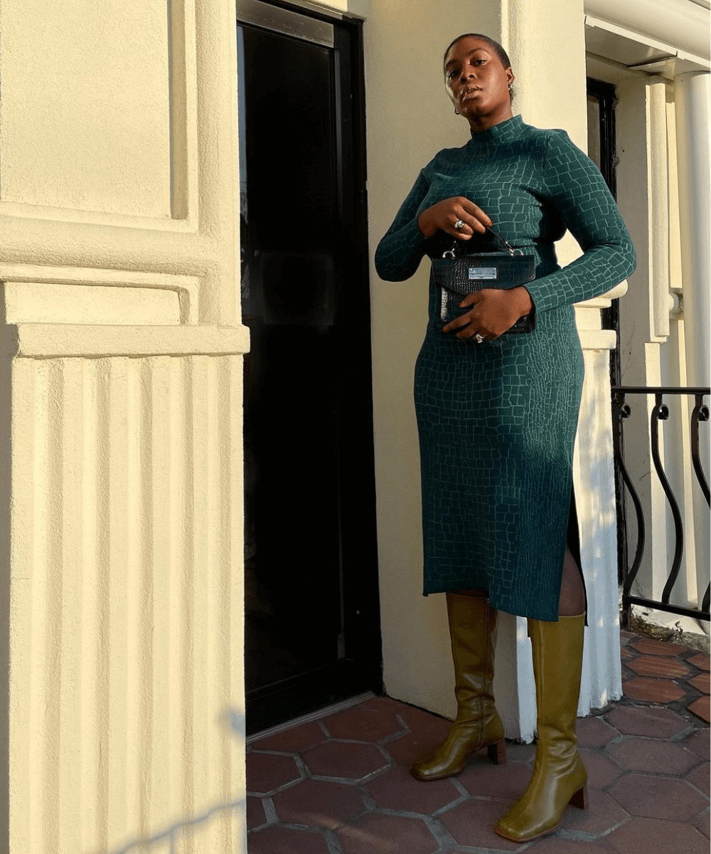 Nicole Omuteku - vestido bodycon verde com bota - tendências de inverno 2022 - Inverno 2022 - em frente a porta - https://stealthelook.com.br