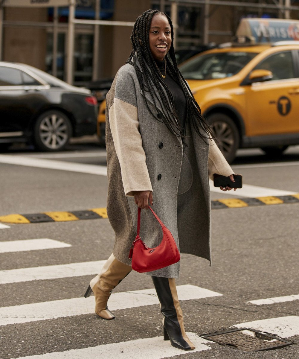 Street Style de Nova York - casaco longo bege, scarpin e bolsa vermelha - bolsa da Prada - Inverno  - andando na rua - https://stealthelook.com.br