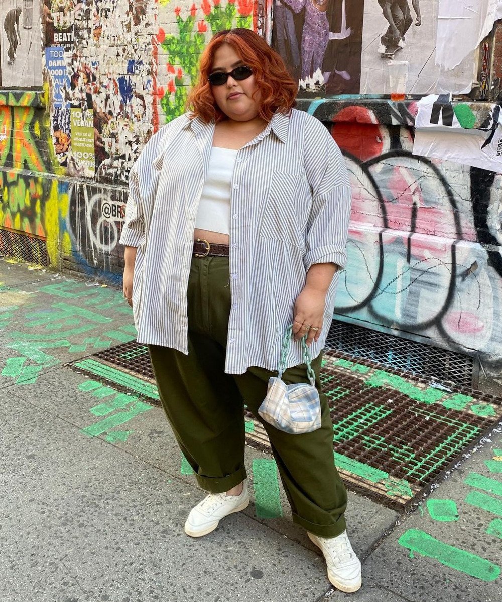 Jessica Torres - calça de alfaiataria verde, camisa listrada e cropped branco - calça de alfaiataria - Verão - em pé na rua usando óculos de sol - https://stealthelook.com.br