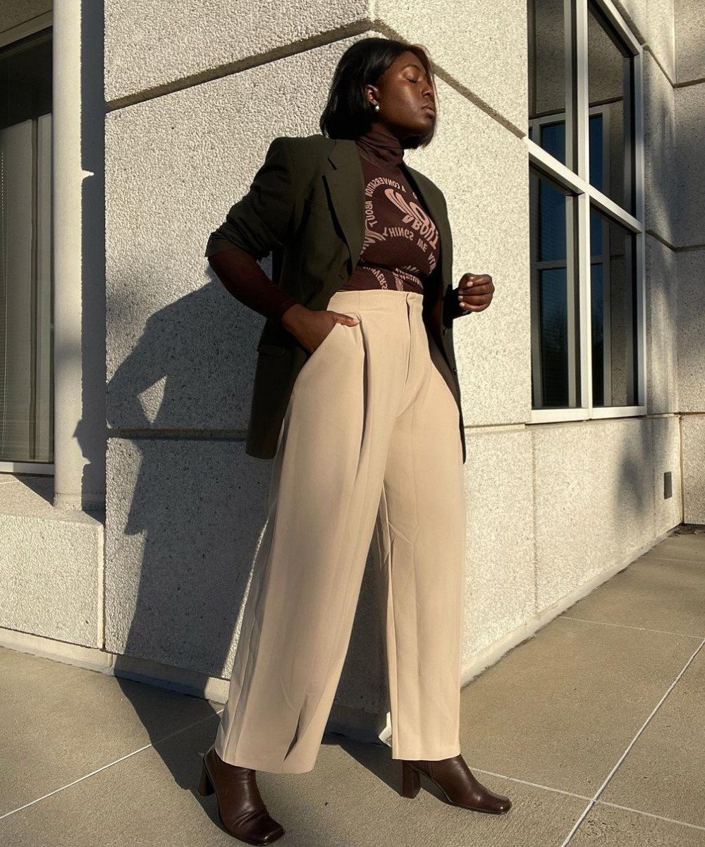 Nicole Omuteku - calça de alfaiataria, blusa de manga longa marrom e blazer - calça de alfaiataria - Outono - em pé na rua de lado  - https://stealthelook.com.br