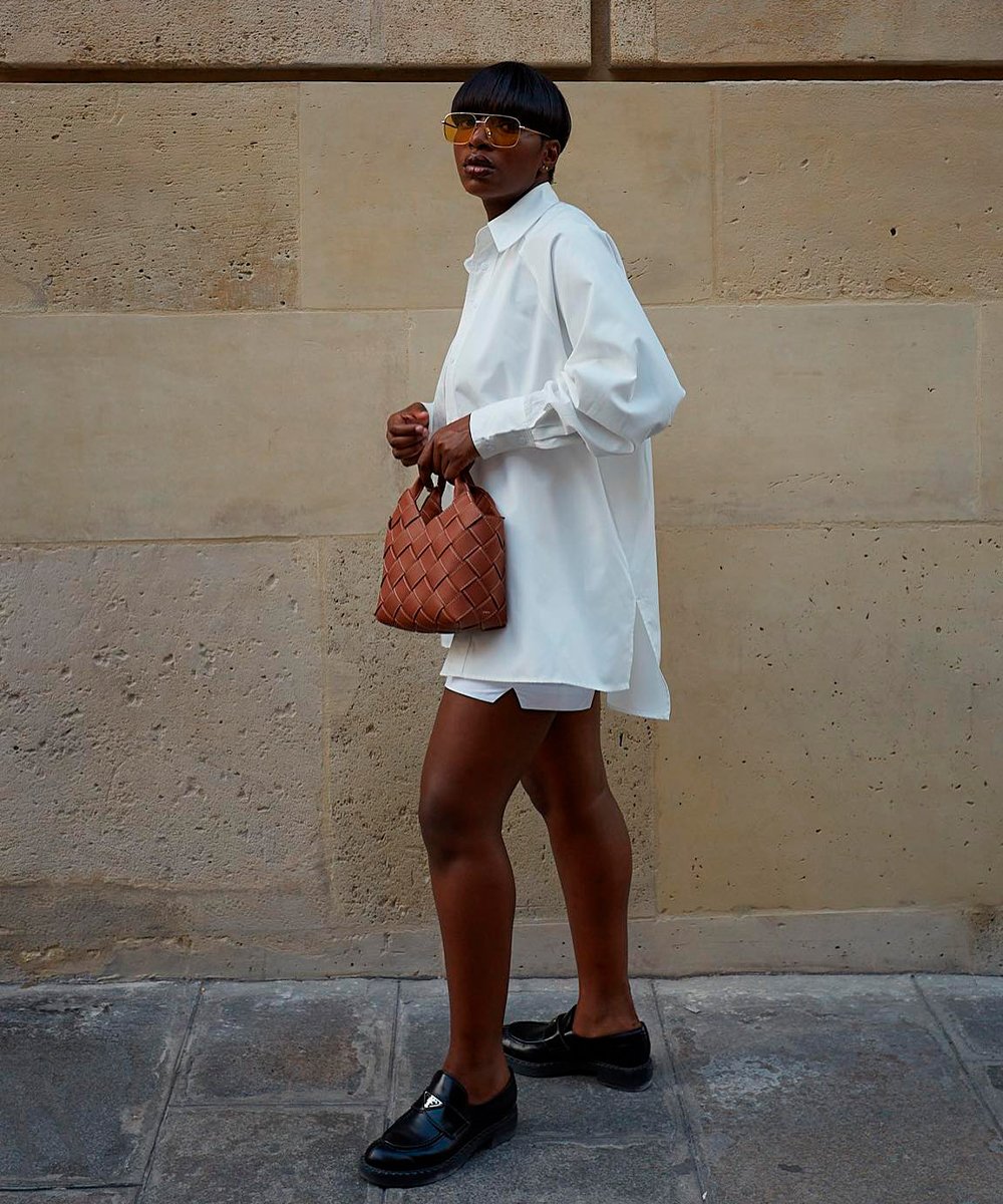 It girls - look elegante, camisa branca, shorts, mocassim - look elegante - Outono - Street Style  - https://stealthelook.com.br