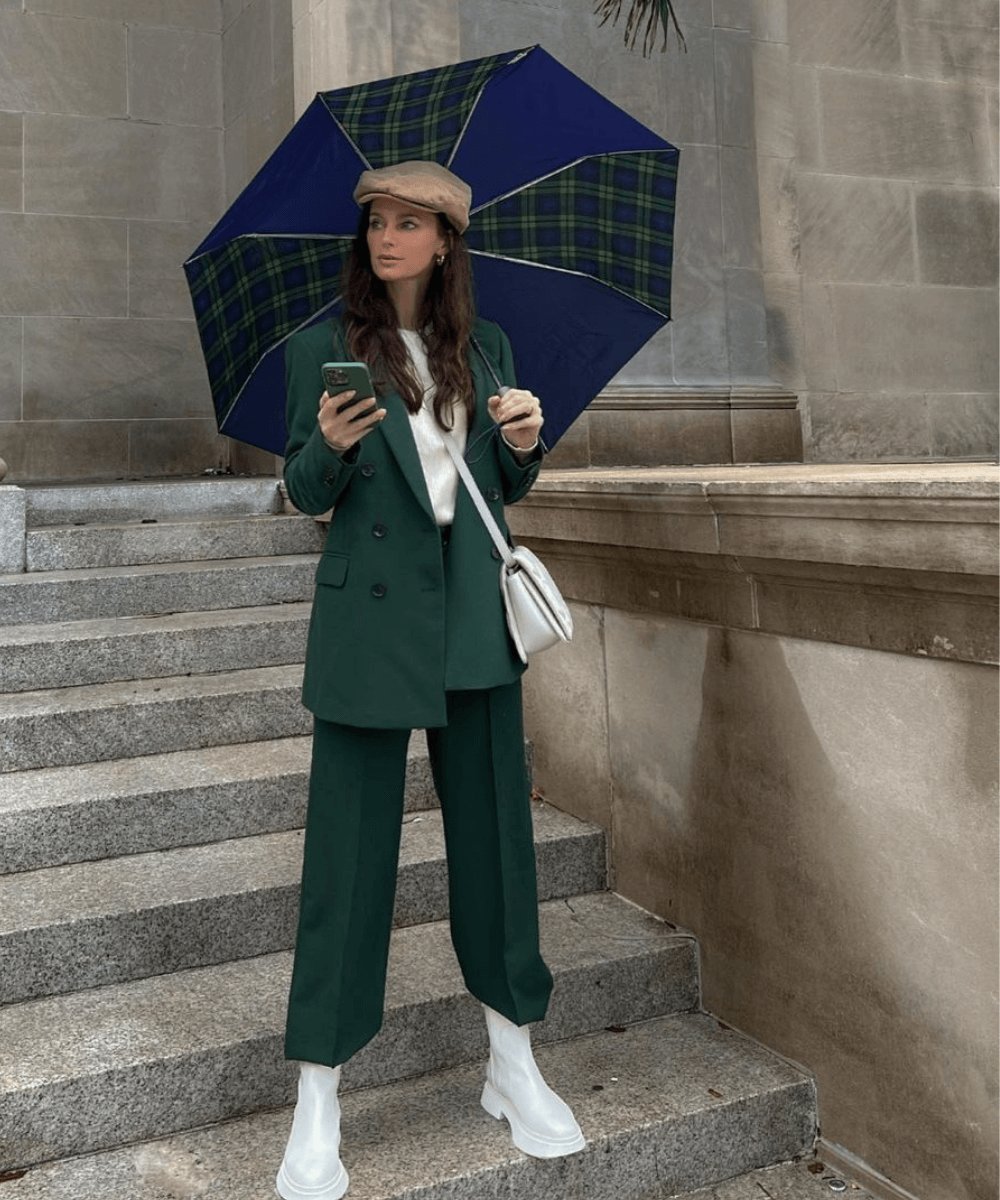 Rebecca Réka - set de alfaiataria verde blazer alinhado - tendências de casacos - Inverno 2022 - na escada - https://stealthelook.com.br