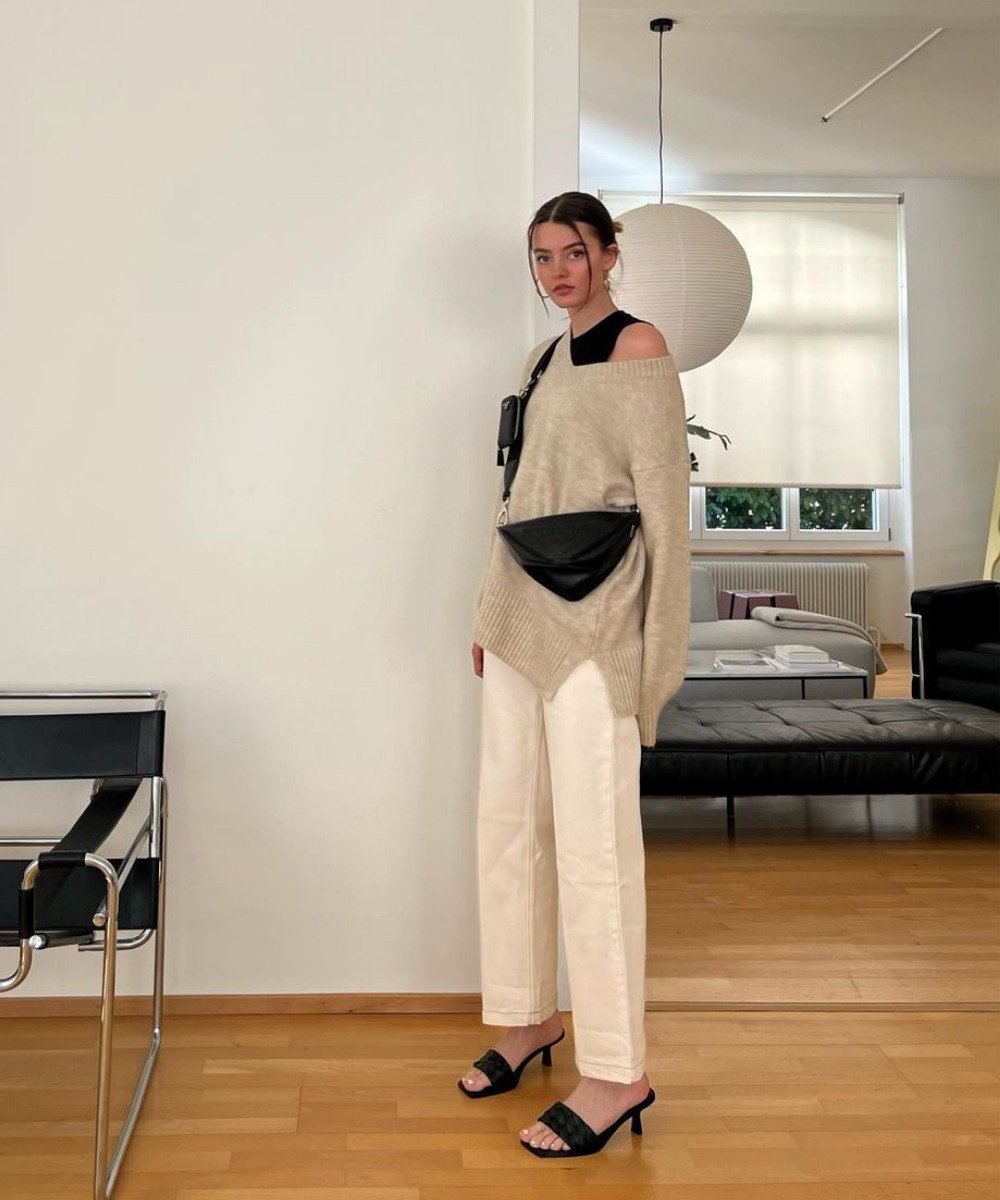 @maryljean - calça de alfaiataria, sandália, top preto e trico oversized bege - outono 2022 - Outono - em pé na casa  - https://stealthelook.com.br