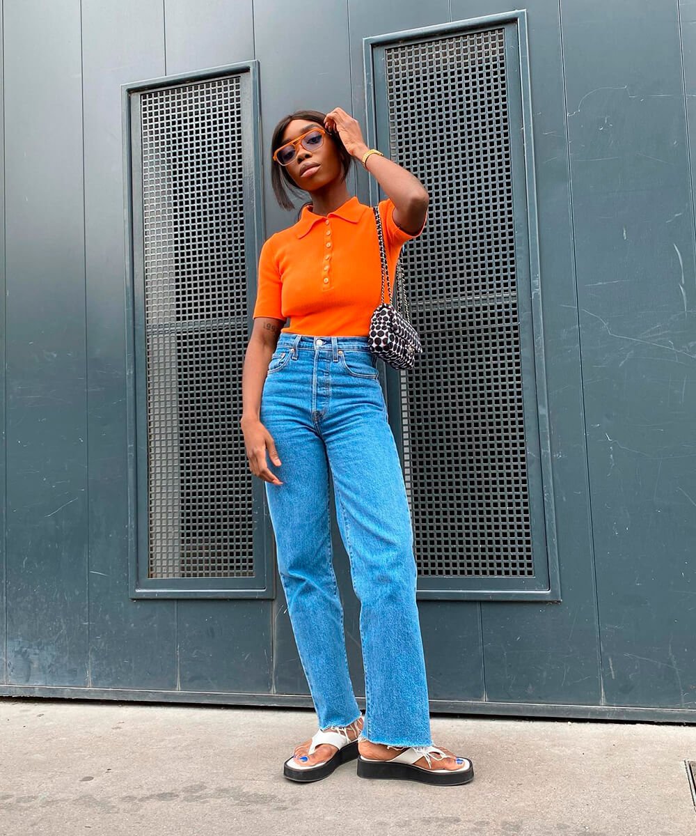 It girls - looks com calça jeans, polo laranja, look casual - looks com calça jeans - Outono - Street Style  - https://stealthelook.com.br