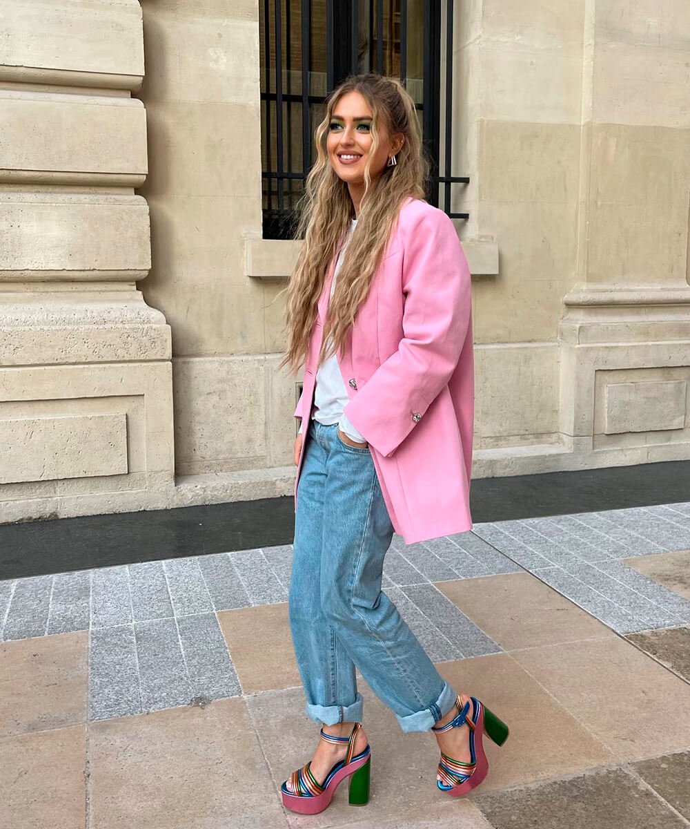 It girls - looks com calça jeans, blazer rosa, sandália plataforma - looks com calça jeans - Outono - Street Style  - https://stealthelook.com.br
