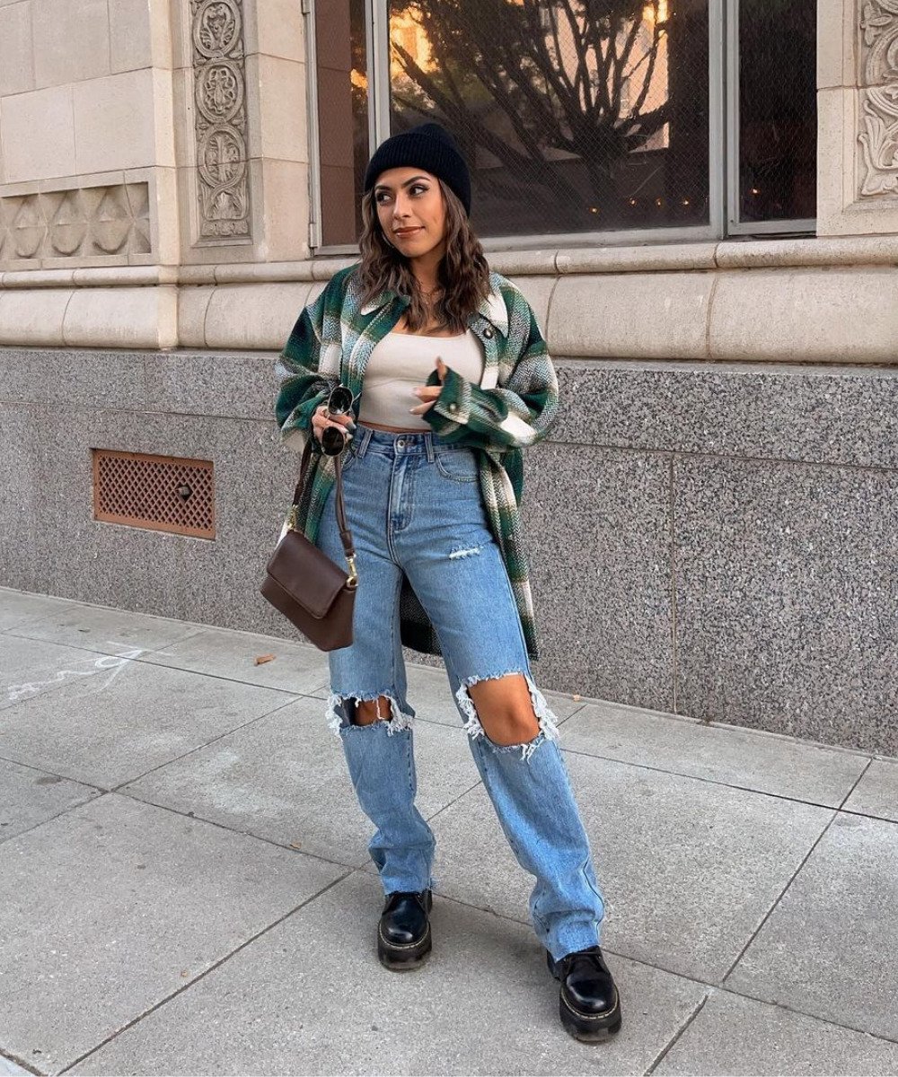Lexi Alcala - calça jeans destroyed, coturno preto e shacket verde - looks com coturno - Inverno  - em pé na rua - https://stealthelook.com.br